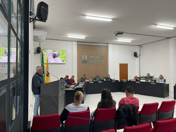 Na reunião ordinária, os vereadores exerceram seu papel fiscalizador ao ouvir os secretários Ademar (Obras e Infraestrutura) e José (Trânsito e Transporte).